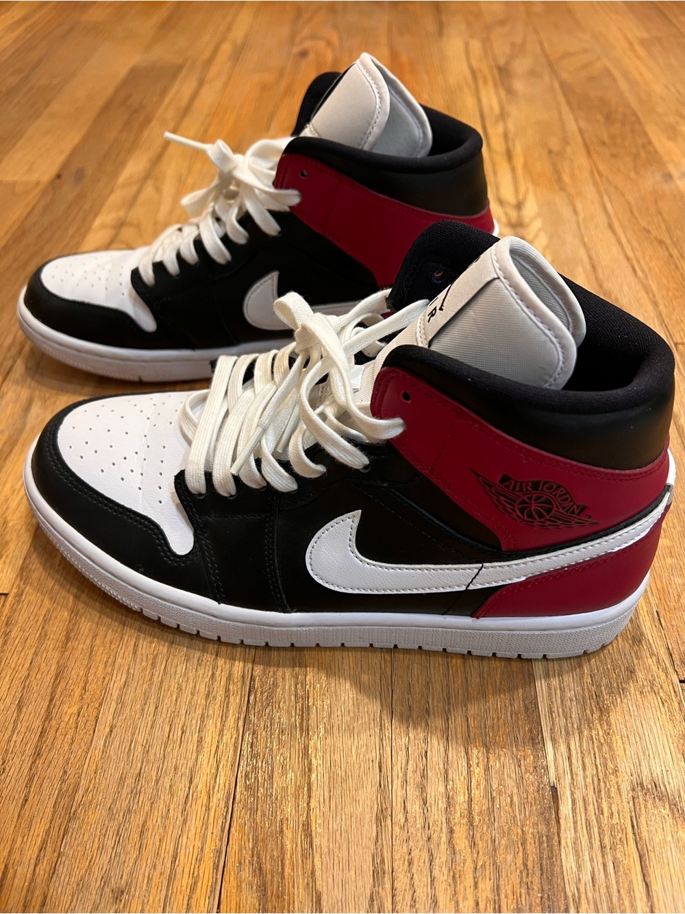 Jordan 1 Mid
Black Noble Red (Women's) 9.5